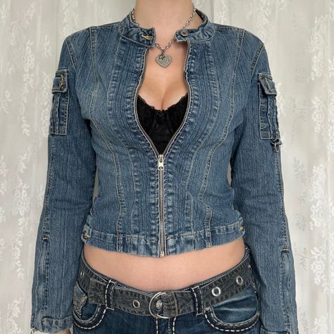 Y2K 2000s Light Wash Denim Jean Jacket By Bongo With Silver Hardware #y2k #y2kfashion #2000s #2000sfashion #denim #depop #denimjacket #jeanjackets #jeanjacketoutfits #fallfashion #fallfashiontrends #falloutfit #fallfashionwomen Dark Denim Jacket Outfit Aesthetic, 2000s Jean Jacket Outfit, 70s Jean Jacket Outfit, Denim Jacket Inspo Outfit, 2000s Jacket Outfit, Denim Jacket Y2k Outfit, Y2k Jean Jacket Outfit, Babyphat Y2k Jacket, Fitted Denim Jacket Outfit