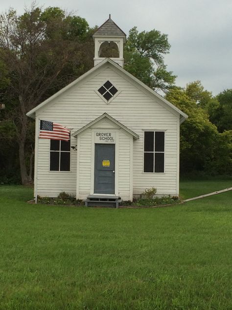 Tiny School House, School House Aesthetic, Old Schoolhouse Renovation, Backyard School House, Old School Exterior, Old School House Exterior, Old School House Aesthetic, Schoolhouse Exterior, Old Schoolhouse Aesthetic