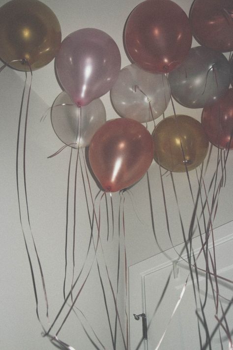 Aesthetic Birthday Pictures, Creative Birthday Photoshoot, Glamour Birthday, My 25th Birthday, Glamour Aesthetic, Birthday Balloons Pictures, Aesthetic Birthday, Balloon Pictures, Birthday Collage