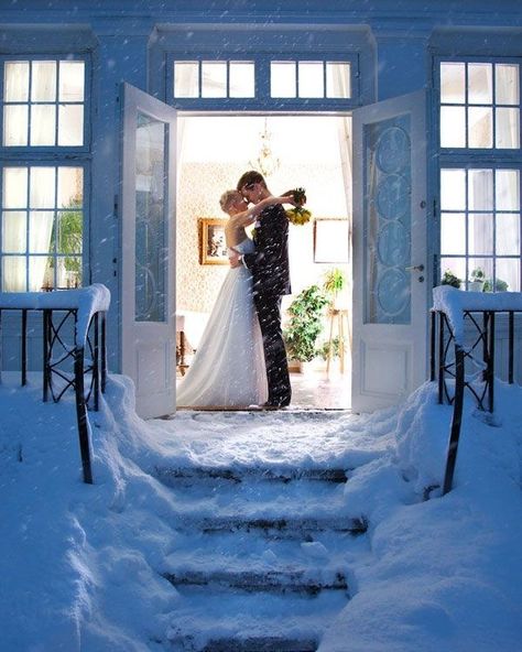 sweet snowy wedding photography idea Snowy Wedding, Winter Wedding Photos, Snow Wedding, Winter Wedding Colors, Bridal Guide, Winter Wedding Inspiration, Winter Wonderland Wedding, Wonderland Wedding, Photo Couple