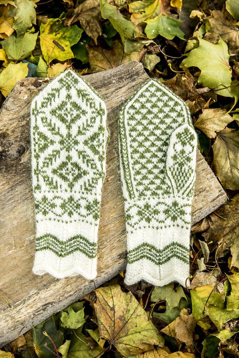 Ravelry: Selbuvott by Wenche Roald Selbu Pattern, Stranded Knitting Patterns, Knitted Mittens Pattern, Fingerless Gloves Knitted, Mittens Pattern, Fair Isle Knitting, Knit Mittens, Yarn Projects, Knitted Gloves