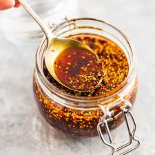 Hot Chili Oil Recipe, Spring Roll Dipping Sauce, Homemade Chili Oil, Hot Honey Recipe, Hot Chili Oil, Chili Oil Recipe, How To Make Chili, Chile Guajillo, Sauce Pasta