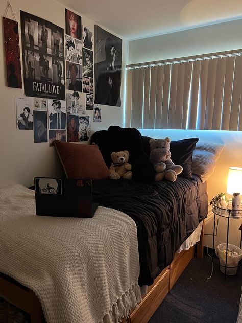 Black Dorm Bedding, Black And Brown Dorm Room, College Dorm Room Ideas For Guys Aesthetic, Dorm Room Luxury, Black Comforter Dorm Room, Black Bed Dorm Room, Make Dorm Room Ideas, All Black Dorm Room, Small Apartment Bedroom Idea