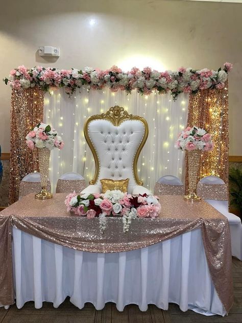 Rose Gold Quinceanera Table Decorations, Main Tables For Quinceanera, Backdrop For Quinceanera, Xv Main Table Decorations, Quinceanera Set Up, Sweet 16 Main Table Ideas, Sweet 16 Throne Chair Ideas, Quince Decorations Pink And Gold, Main Table For Quinceanera