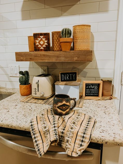 Pendleton home decor. Aztec placemats. Retro toaster. Western boho home Southwestern Shelf Decor, Western Boho Living Room, Rustic Ranch Home, Rustic Boho Kitchen, Western Boho Home Decor, Western Living Room Decor, Western Kitchen Decor, Western Living Room, Boho Apartments