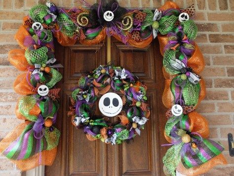 Mesh Garland-A Rundown From My First Attempt. Make your own Nightmare Before Christmas garland with this easy tutorial. Mesh Garland, Feather Garland, How To Make Garland, Halloween Diy Outdoor, Easy Fall Wreaths, Hallowen Ideas, Casa Halloween, Homemade Halloween Decorations, Holiday Garlands