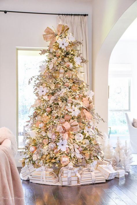 Frosted Garland, Christmas Living Room, Rose Gold Christmas, Pink Christmas Decorations, Christmas Decorations Living Room, Christmas Living Rooms, Christmas Bedroom, Pink Christmas Tree, Gold Designs