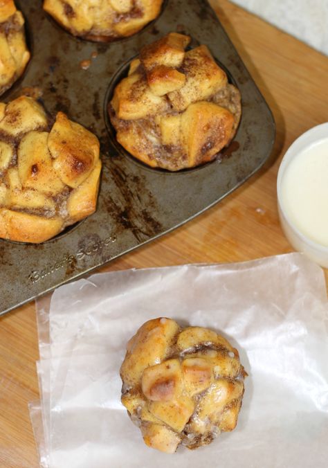 Pull Apart Cinnamon Roll Muffins Cinnamon Roll Cups, Pillsbury Cinnamon Roll Recipes, Pull Apart Monkey Bread, Cinnamon Roll Cupcakes, Biscuit Cinnamon Rolls, Cinnamon Pull Apart, Monkey Bread Muffins, Cinnamon Pull Apart Bread, Cinnamon Roll Monkey Bread