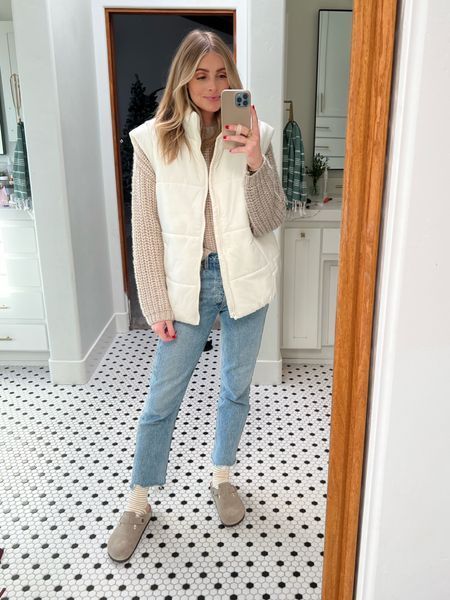 Taupe Boston Clogs Outfit, Footbed Clogs Outfit, Taupe Clogs Outfit, Boston Soft Footbed Outfits, Boston Clogs Outfit Winter, Chunky Clogs Outfit, Sweater Clogs, Clogs Outfit Winter, Ootd Navy