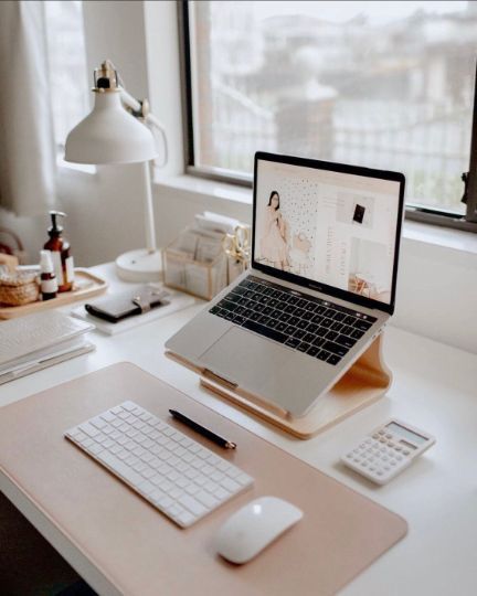 Laptop Stand Wood, Work Office Decor, Cozy Home Office, Desk Inspiration, White Desk, Office Room Decor, Study Room Decor, Home Office Accessories, Home Office Setup