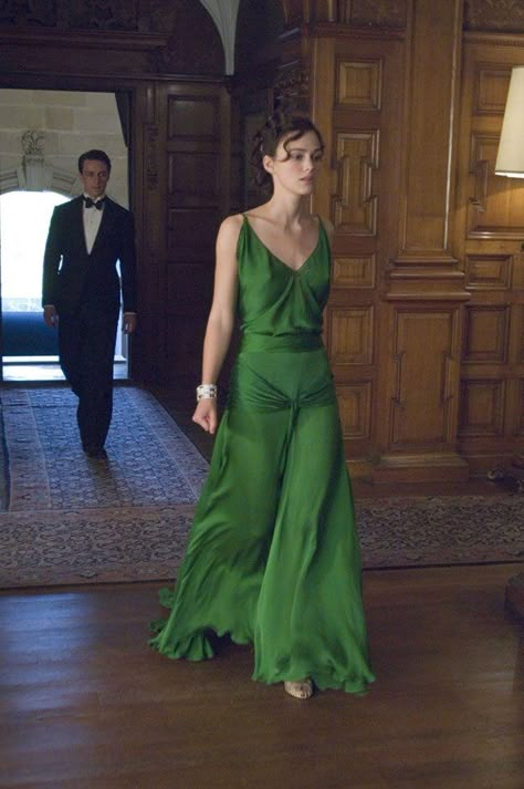 Os 15 vestidos mais marcantes do cinema | MdeMulher Atonement Dress, Emerald Dresses, Atonement, Keira Knightley, Beauty Dress, Movie Costumes, Celebrity Dresses, Meghan Markle, Formal Gowns