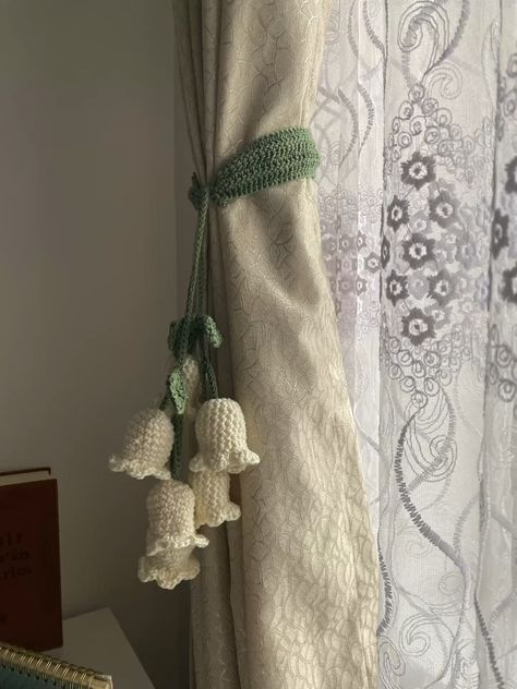 Crochet Outside Decor, Curtain Ties Crochet, Crochet Curtain Tiebacks, Crochet Curtain Ties Free Pattern, Crochet Interior Design, Curtain Tie Crochet, Crochet For Apartment, Crochet Dorm Ideas, Knit Room Decor