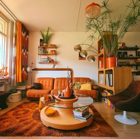 70s Living Room, 70s Interior Design, Lots Of Plants, 70s House, 70s Interior, Retro Interior Design, 70s Home, 70s Home Decor, Casa Vintage