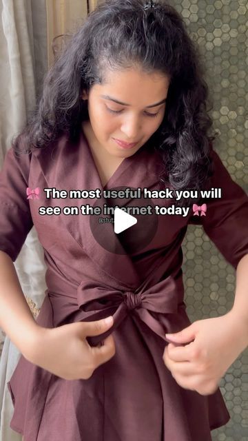 Stu on Instagram: "Follow for more 🎀👒💝 Did you try it? Answer the poll 👇🏽  [String hack , ribbon hack , how to tie ribbon properly, how to tie string to make it look like a bow, bow hack, how to tie string in an elegant way]  #bowhack #ribbonhack #hack #hacks #hackforshirts #shirthack #girlpower #stutzpahh" Tying A Bow On Pants, How To Tie Waist Bow, How To Tie A Dress With A Belt, How To Tie Waist Belt Knot, How To Tie A Ribbon Belt, How To Tie Straps On A Dress, Tying Dress Belt, How To Tie A Skirt Knot, How To Tie A Belt On A Dress Tutorials