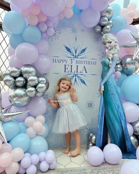 Frozen Birthday Party Backdrop Ideas, Frozen Back Drop Ideas, Frozen Backdrop Birthday, Elsa Birthday Backdrop, Elsa Backdrop Frozen Theme, Frozen Birthday Party Balloons, Frozen Party Balloons, Princess Elsa Birthday Party Ideas, Elsa Birthday Theme Decoration