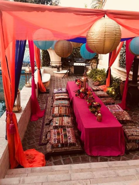 Middle Eastern Party Decorations, Moroccan Party Decorations Diy, Arabian Table Setting, Backyard Henna Party, Moroccan Birthday Party Ideas, Turkish Decoration Party, Arabic Party Decoration, Resort Birthday Party Ideas, Moraccon Theme Decor