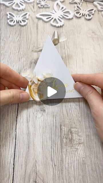 Katharina Tarta Crafts on Instagram: "Ok of course using the Hot foil pen and making an individual wax seal takes a lot of time and might not be suitable for ‚mass production‘ for your wedding, but here are some ideas how to make this DIY easier, so you can make a bunch of them for your own wedding:

- Print custom gold foil stickers with the sentiment of your choice . That way you‘ll still have the beautiful foil effect without the extra work.
- Use a stamp with golden ink. Way easier and quicker than hotfoiling, with just a slightly different, but equally pretty look.

- Order ready made wax seals with a sticky back, so you can just adhere the finished seals without the seals.
- Invest in a couple more seal stamps, then make a bunch of seals at once on baking paper and then glue them to Hot Glue Wax Seal Diy, Foil Pen Ideas, Diy Souvenir Ideas, Ink Stamping Ideas, Wax Seal Stamp Ideas, Wax Seals Ideas, Katharina Tarta Crafts, Hot Foiling Ideas, Foil Paper Crafts Diy