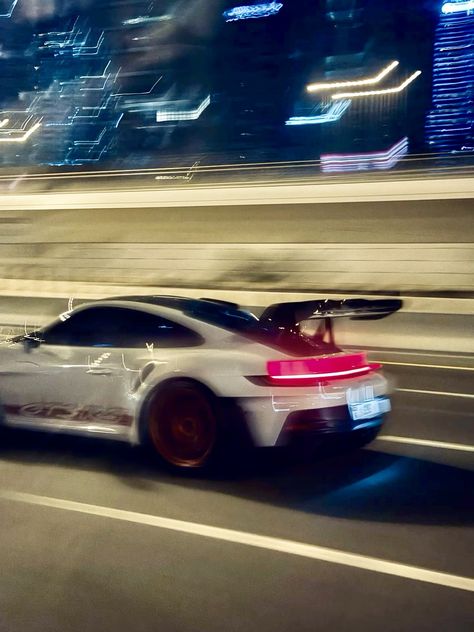 Cars Wallpaper Porsche, Porsche Gt3 Aesthetic, Night Car Wallpaper, Car Wallpapers Aesthetic, Porshe 911gtr Wallpaper, Porsche 911gt3 Wallpaper, Car Wallpaper Porsche, Porsche Gtr3 Rs, Porsche Gt3rs Wallpaper