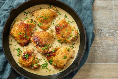 Poulet à la moutarde – chicken with mustard Pan Fried Chicken Thighs, Creamy Mustard Sauce, Breakfast Party Foods, Easy Dinner Casseroles, Mustard Recipe, Classic French Dishes, Great British Chefs, Pan Fried Chicken, Breakfast Party