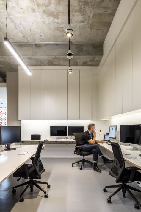 Office Design Industrial Modern, Workshop Office Design, Workspace Design Home, Office Architecture Interior, Loreal Office, Clean Office Design, Architecture Studio Workspace, Minimal Office Interior Design, Production Company Office