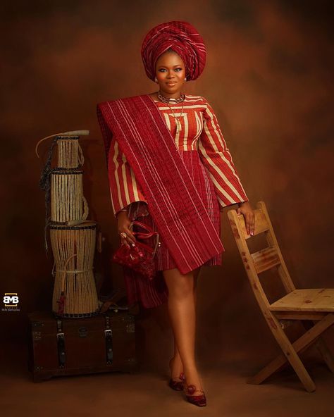 Modem Oleku styles to try out. Nigerian Wedding Attire For Women, Yoruba Traditional Attire For Women, Aso Oke Photoshoot, Yoruba Photoshoot, Iro And Buba Styles, Yoruba Attire, Liberian Wedding, Buba Styles, Iro And Buba