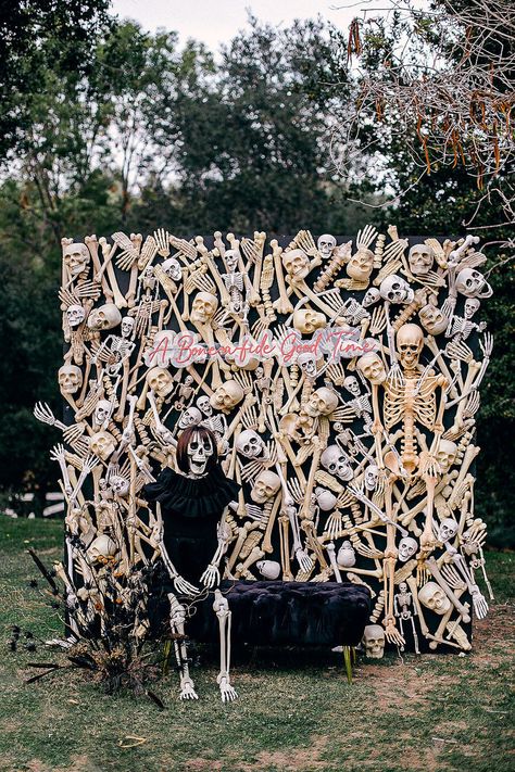 Spooky skeleton themed backyard Halloween party | Party + Entertaining Ideas | 100 Layer Cake Spooky Outdoor Wedding, Halloween Decorations For Birthday Party, Halloween Park Decorations, Halloween Adults Party, Spooky Party Decor, At Home Haunted House, Graveyard Themed Halloween Party, Halloween Event Decorations, Halloween Garage Decorations Party