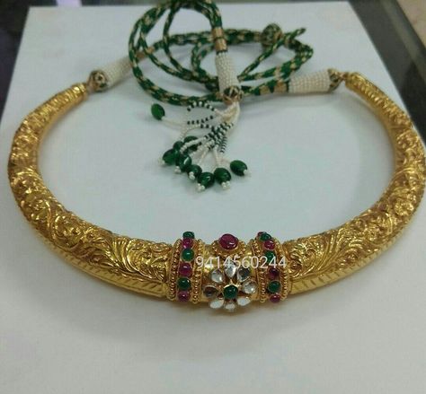 Traditional hasli necklace design with handcrafted chitrai work and a central stylised flower head, set with stones. #rajputijewellery  #rajsthanijewellery  #kundanjewelry  #jadaujewellery  #baisaraj  #valentines  #traditionaljewellery  #wedding  #designerjewellery  #jewelrydesigner  #jodhpur  #goldjewelry  #22kgold  #Haasli #haslinecklace Hasli Necklace, Rajputi Jewellery, Antique Necklaces Design, Jewellery Bridal, Handmade Gold Jewellery, Gold Necklace Indian Bridal Jewelry, Antique Bridal Jewelry, Head Set, Indian Jewellery Design Earrings