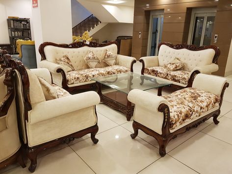 Stylish Sofa Sets, Wooden Living Room Furniture, Fabric Sofa Design, Trendy Sofas, Carved Sofa, Luxury Sofa Living Room, Latest Sofa Designs, Sofa Design Wood, Luxury Furniture Sofa