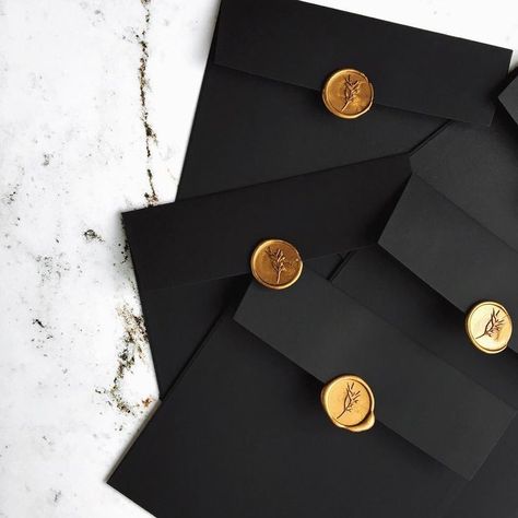 Black envelopes with gold wax seals. Shein Gift Card, Black Envelopes, Envelope Design, Trik Fotografi, Wax Stamp, Wax Seal Stamp, Gift Card Giveaway, Wedding Dresses Unique, Wedding Stationary