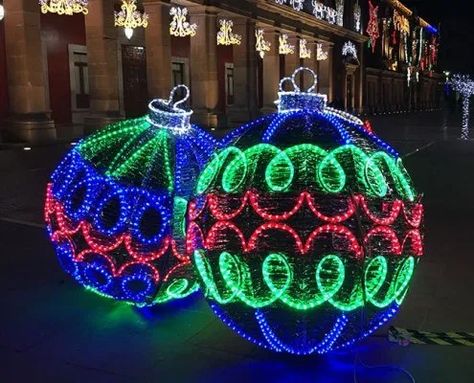 Large Outdoor Lighted Spheres for Christmas Large Outdoor Christmas Decorations, Outdoor Christmas Light Displays, Christmas Exterior, Commercial Christmas Decorations, Mexico Christmas, Christmas Outdoors, Christmas Lights Outside, Christmas Light Show, Christmas Light Displays