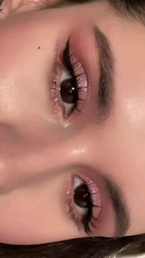 Glittery Pink Eyeshadow Looks, Easy Eye Makeup Glitter, Party Eye Makeup Looks, Makeup Ideas Sparkly, Pink Makeup Looks Sparkle, Pink Party Makeup Glitter, Makeup Sparkle Glitter, Birthday Makeup Looks Glitter, Pink Eye Makeup For Brown Eyes