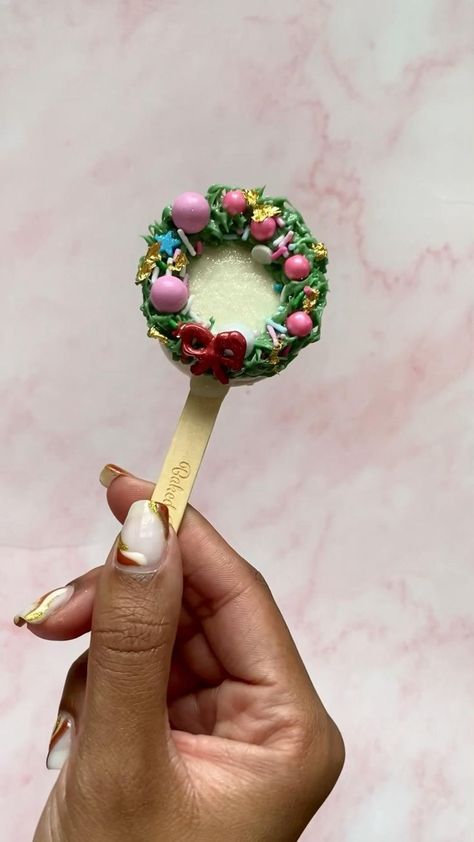 Easy Christmas Treats To Make, Christmas Treats To Make, Oreo Cookie Pops, Treats To Make, Cake Pop Decorating, Chocolate Covered Fruit, Christmas Cake Pops, Easy Christmas Treats, Dessert Gifts