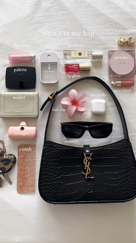 Summer Bag Essentials, Everyday Bag Essentials, What's In My Purse, What's In My Bag, Backpack Essentials, School Bag Essentials, Travel Bag Essentials, Inside My Bag, Mode Tips