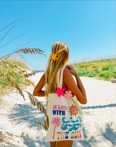 Beach Aesthetic Outfits, Tropical Girl, Cute Summer Outfit, Cute Summer Wallpapers, Summer Picture Poses, Summer Tan, Sun Flowers, Summer Tote Bags, Tan Woman