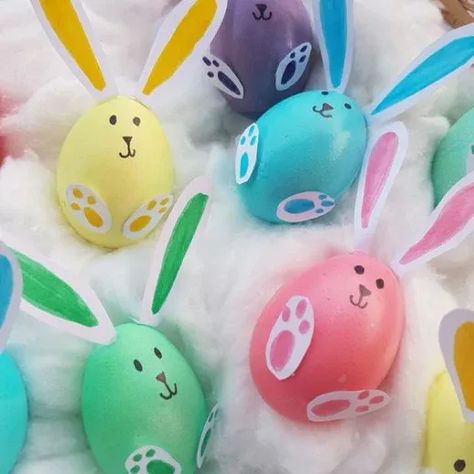 35+ Easy DIY Easter Egg Decorating Ideas | HubPages Peppa Pig Easter, Minion Easter Eggs, Easter Egg Party, Easter Chick Craft, Easter Egg Decorating Ideas, Egg Decorating Ideas, Funny Easter Eggs, Easter Centerpieces Diy, Easter Egg Art