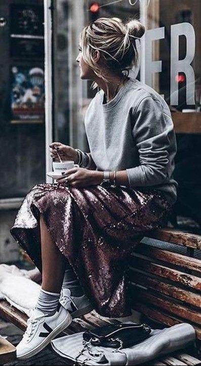 Heerlijke street style outfit met witte sneakers een rok en sweater. Sequin Skirt Outfit, Rok Outfit, Sequin Outfit, Mode Boho, Skirt And Sneakers, Looks Party, Looks Street Style, Outfit Trends, Runway Trends