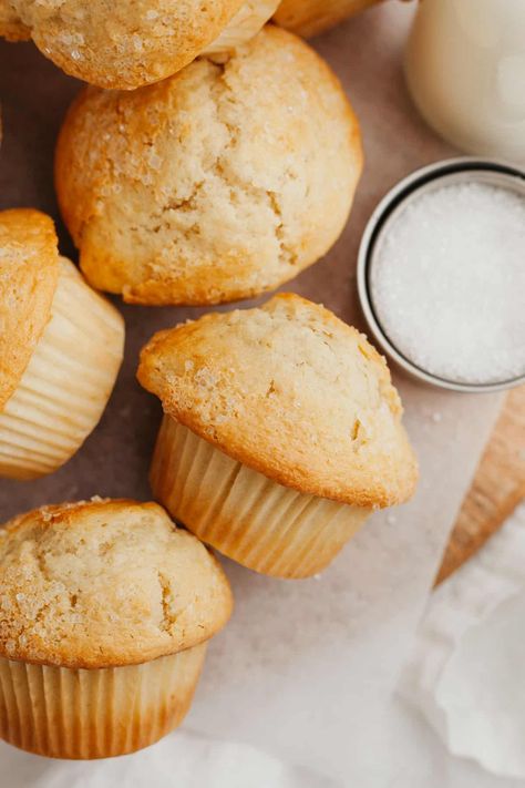 These are the best vanilla muffins. They're made without a mixer and use oil, making them extra soft and moist. You can make them in just 1 bowl and they have sky-high bakery style muffin tops! Basic Muffin Recipe With Oil, Vanilla Muffins Recipe Easy, Jumbo Cupcake Recipes, Vanilla Cupcakes With Oil, Muffin Base Recipe, Muffins With Oil, Vanilla Muffins Recipe, Muffins Bakery Style, Basic Muffins