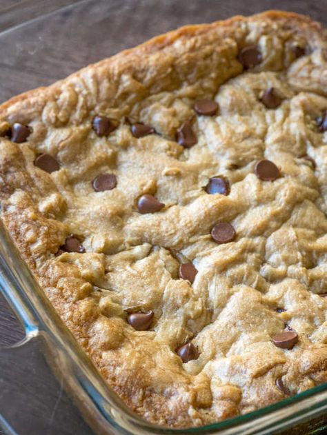 Chocolate Chip Pan Cookies, Pan Cookies, Dessert Aux Fruits, Chocolate Chip Cookie Bars, Bar Recipes, Family Movie, Cookie Bar Recipes, Yummy Sweets, Food Cakes