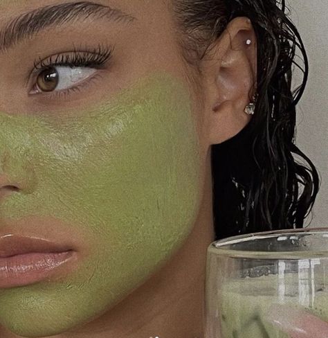 Matcha Face Mask, Mask Photoshoot, Face Mask Aesthetic, Green Face Mask, Green Skincare, Mask Aesthetic, Mask Pictures, Clay Face Mask, Younger Looking Skin