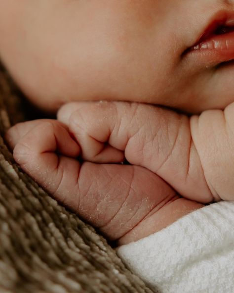 I can’t get enough of this sweet newborn session!🥹💗 Her chunky cheeks and little lips are to die for! . . . . . #photography #utahphotographer #utahphotography #utahnewbornphotographer #utahnewbornphotography #inhomenewbornsession #inhomenewbornphotography #newbornphotography #newbornphotographer #newbornphoto #newbornphoto #lifestylephotography #lifestylephotographer #familyphotography #familyphotographer #utahfamilyphotographer #utahfamilyphotography Easy Newborn Photos At Home, Newborn Photography Without Showing Face, Newborn Faceless Photo, Crafts To Do With Newborns, Chic Newborn Photography, Detail Newborn Shots, Newborn Close Up Pictures, Newborn Scrunch Photo, Beginner Newborn Photography Poses