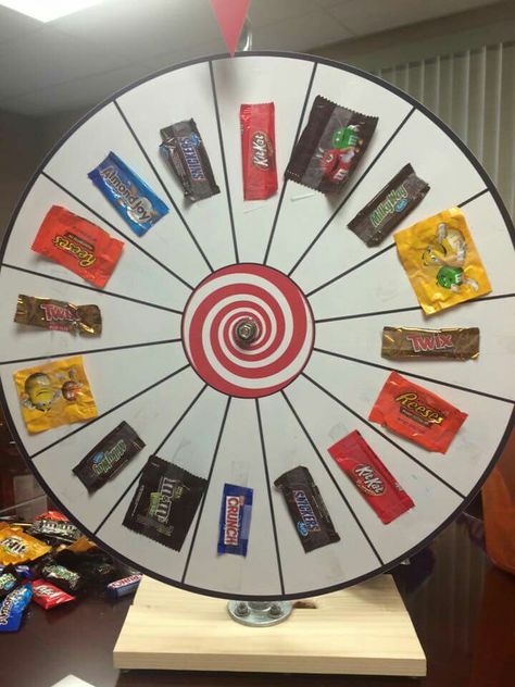 Candy prize wheel!  Would be fun to have other types of prizes on the wheel - love this idea for Primaries!! Fall Festival Games, Fete Ideas, Theme Carnaval, Prize Wheel, Fall Carnival, Diy Carnival, Festival Games, Spring Carnival, School Carnival