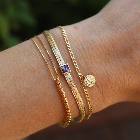 Vintage Gold Bracelet For Women, Gold Bracelet Vintage, Dainty Charm Bracelet, Gold Bracelet Stacks, How To Stack Bracelets, Bracelet Stack Gold, Gold Vintage Bracelet, Simple Gold Bracelet, Braclets Gold