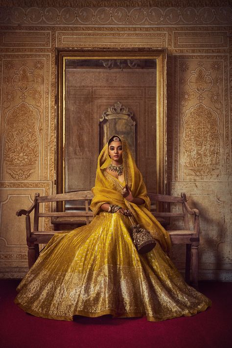 Mustard Lehnga Outfit, Jigar Mali Lehenga, Mustard Lehenga Bridal, Bridal Lehenga Inspiration, Mustard Bridal Lehenga, Banarsi Bridal Saree, Banarsi Bridal Lehenga, Banarsi Lehnga Designs, Banarasi Outfits