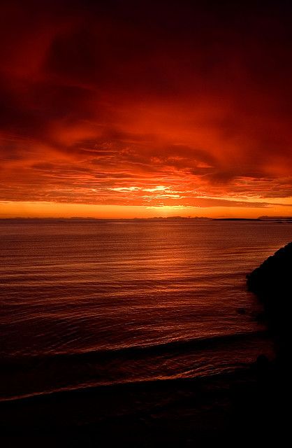 Deep reds and oranges with yellow accent and black shadow framing Red Sunset, Orange Aesthetic, Amazing Sunsets, Red Sky, Beautiful Sunrise, Beautiful Sky, Beautiful Sunset, Beautiful Photography, Amazing Nature