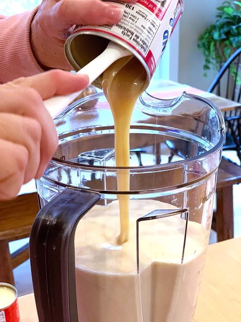 How to Make Homemade Baileys Irish Cream at Home - Bloom Diy Baileys Irish Cream, Frozen Alcoholic Drinks Recipes, Baileys Recipes Drinks, Homemade Baileys Irish Cream, Baileys Irish Cream Recipes, Irish Cream Recipe, Homemade Baileys, Homemade Irish Cream, Baileys Recipes