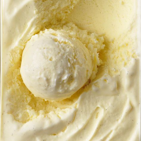 Homemade Ice Cream With Eggs, Vanilla Ice Cream Homemade, Bourbon Ice Cream, Custard Ice Cream, Vanilla Ice Cream Recipe, Ice Cream Freezer, Making Homemade Ice Cream, Homemade Vanilla Ice Cream, Premium Ice Cream