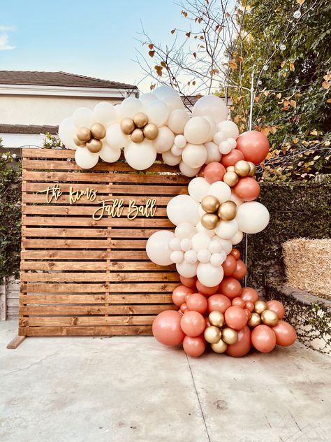 Diy Birthday Backdrop Ideas Outdoor, Photo Backdrop With Balloon Garland, Party Wood Backdrop, Graduation Party Backdrop Ideas Balloons, Vintage Balloon Garland, Balloon Picture Backdrop, Outdoor Birthday Party Backdrop, Photo Booth Balloon Arch, Photo Balloon Backdrop