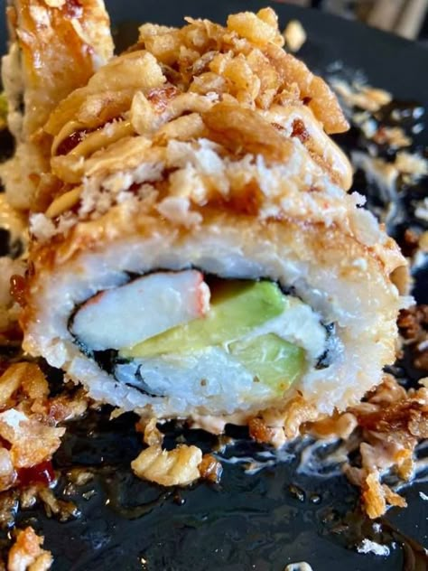 Deep Fried California Roll, Fried California Roll, Deep Fried Sushi, Shrimp Sushi Rolls, Sushi Ideas, Low Carb Sushi, Fried Sushi, Salmon Sushi Rolls, California Roll Sushi