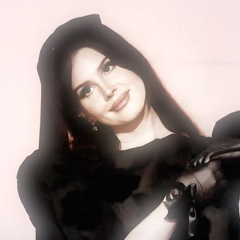 𝓢𝓸𝓹𝓱𝓲𝓮 ♡ on TikTok Lana Del Rey Cute Pictures, Lana Del Rey Core Aesthetic, Lana Del Rey Aesthetic Pfp, Lana Del Rey Banner, Lana Collage, Lana Pfp, Pfp Lana Del Rey, Lana Del Rey Icons, Lana Del Rey Pfp