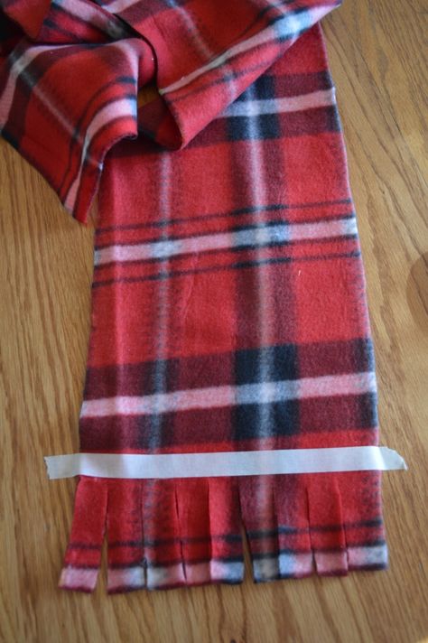 Fleece Scarf Pattern, Fleece Diy, No Sew Scarf, Fleece Scarves, Fleece Sewing Projects, Sewing Scarves, Fleece Crafts, Fleece Projects, 10 Animals